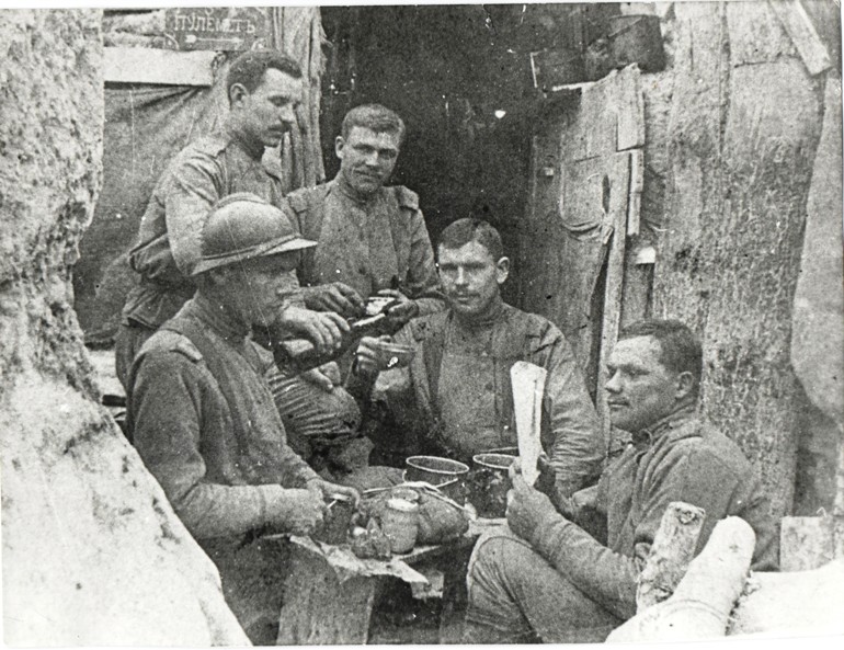 Р. Малиновский (в каске) среди солдат Русского экспедиционного корпуса во Франции, 1916 г. Фото из архива Н. Р. Малиновской