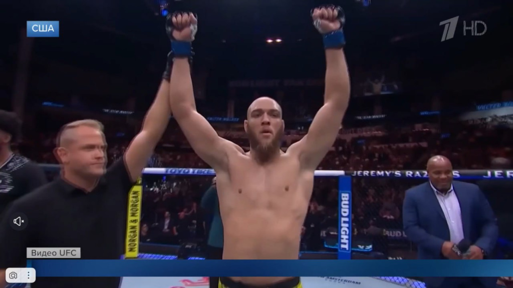 Фото: стоп-кадр / Первый канал / 1tv.ru###https://www.1tv.ru/news/2025-07-13/515086-brazilskiy_boets_ufc_uoker_vyshel_na_boy_pod_pesnyu_matushka_video