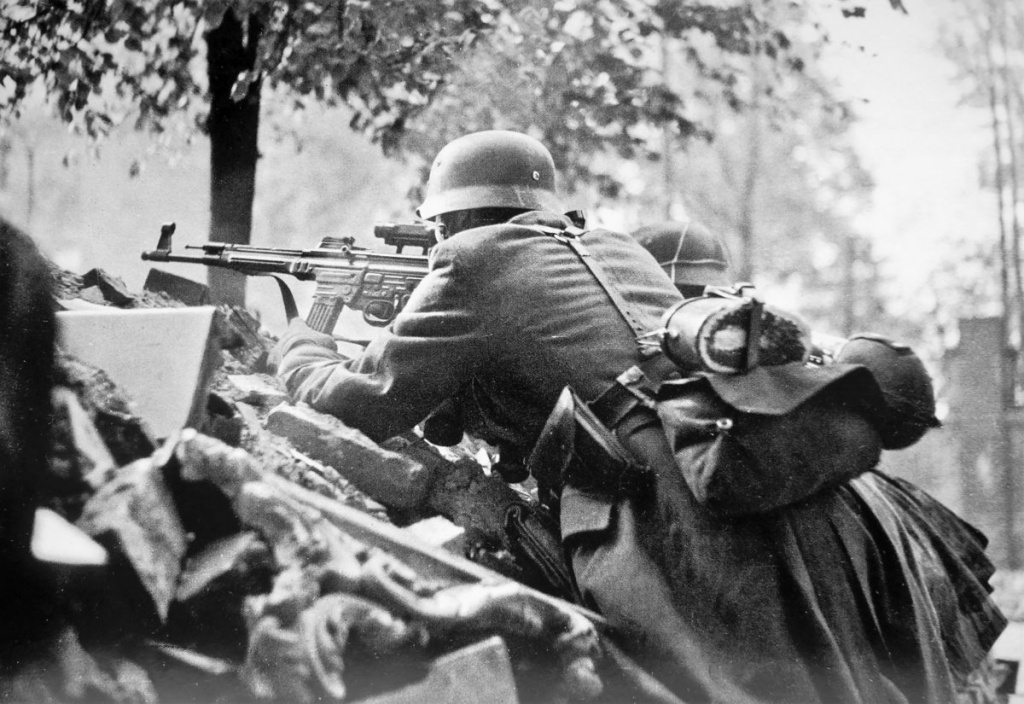 Немецкие солдаты на оборонительной позиции, улица Колонненштрассе (Kolonnenstra&#223;e) в Берлине, 28 апреля 1945 г. Солдат на переднем плане вооружен штурмовой винтовкой StG 44 с прицелом ZF-4. Источник фото: www.bpk-bildagentur.de