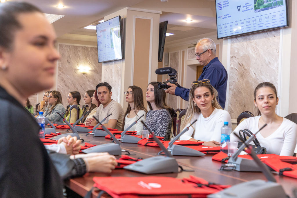 Фото: ННГУ ###http://www.unn.ru/site/about/news/mezhdunarodnyj-lager-dlya-studentov-filologov-iz-vuzov-serbii-bosnii-i-gertsegoviny-i-drugikh-stran-otkrylsya-v-nngu