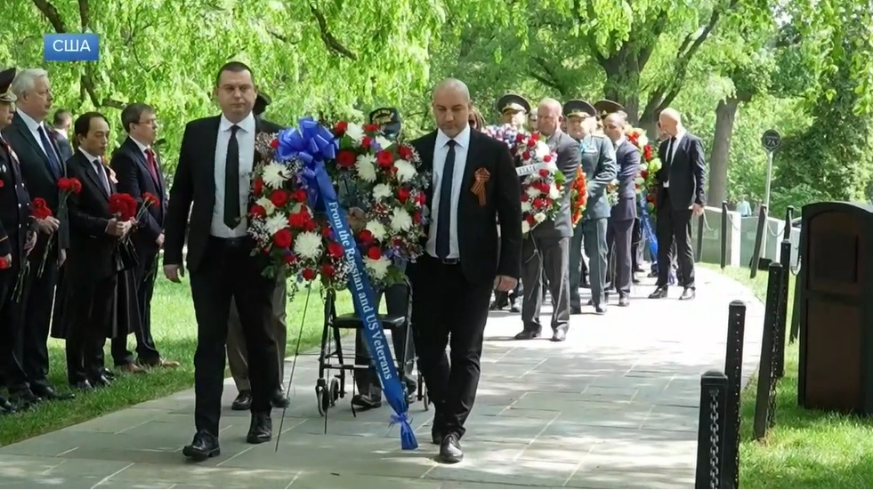 Фото: стоп-кадр / Первый канал / 1tv.ru###https://www.1tv.ru/news/2025-04-25/508128-darchiev_vozlozhil_tsvety_k_memorialu_duh_elby_na_arlingtonskom_kladbische_video