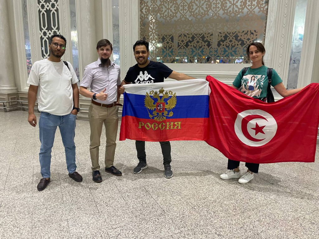 Волонтёры при Русском доме в Тунисе. Фото предоставлено Ларисой Замановой
