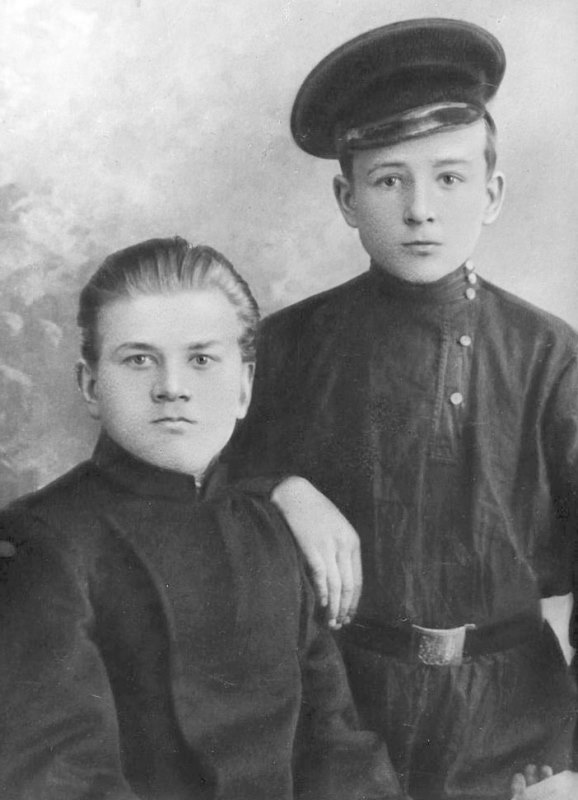 1912 год. Андрей Хрулёв (слева) и питерский рабочий. Фото из семейного архива