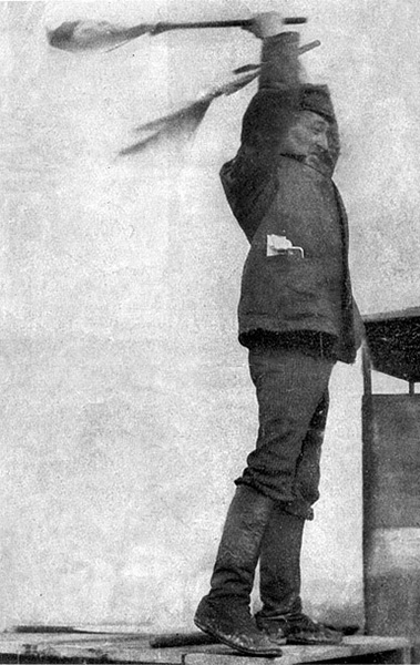 Арсений Авраамов дирижирует «Симфонией гудков». Москва, 1923 г.