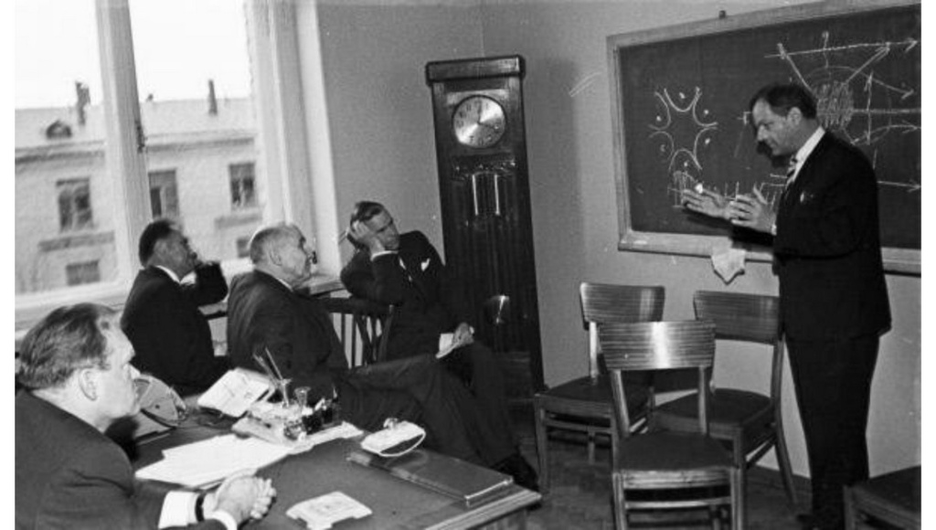 Л. А. Арцимович, семинар с британскими учёными. Москва, 1968 г. Фото: Quillette###https://quillette.com/2022/02/21/fusion-power-is-coming/