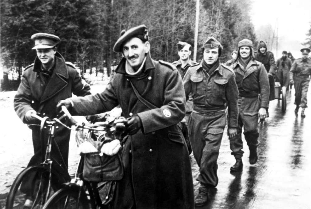 Британские военнослужащие, освобожденные из плена наступающими частями Красной армии в районе Берлина, апрель 1945 г. Источник фото: pobeda.tassphoto.com