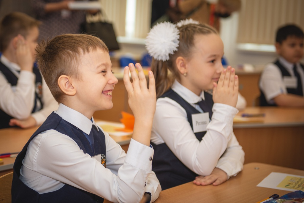 Фото: пресс-служба Минпросвещения России / edu.gov.ru (CC BY 4.0)###https://edu.gov.ru/press/3590/ministr-prosvescheniya-sergey-kravcov-obsudil-s-luchshimi-uchitelyami-rossii-shagi-po-povysheniyu-prestizha-professii-pedagoga/ Фото: пресс-служба Минпросвещения России / edu.gov.ru (CC BY 4.0)###https://edu.gov.ru/press/3590/ministr-prosvescheniya-sergey-kravcov-obsudil-s-luchshimi-uchitelyami-rossii-shagi-po-povysheniyu-prestizha-professii-pedagoga/
