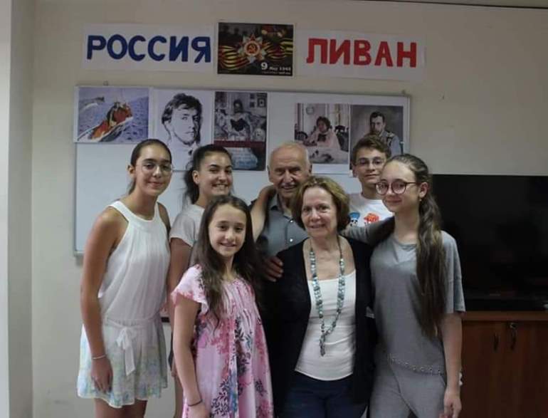 Григорий Серов, внук живописца Валентина Серова,  его супруга  Флоранс и дети из  клуба "Почемучка"