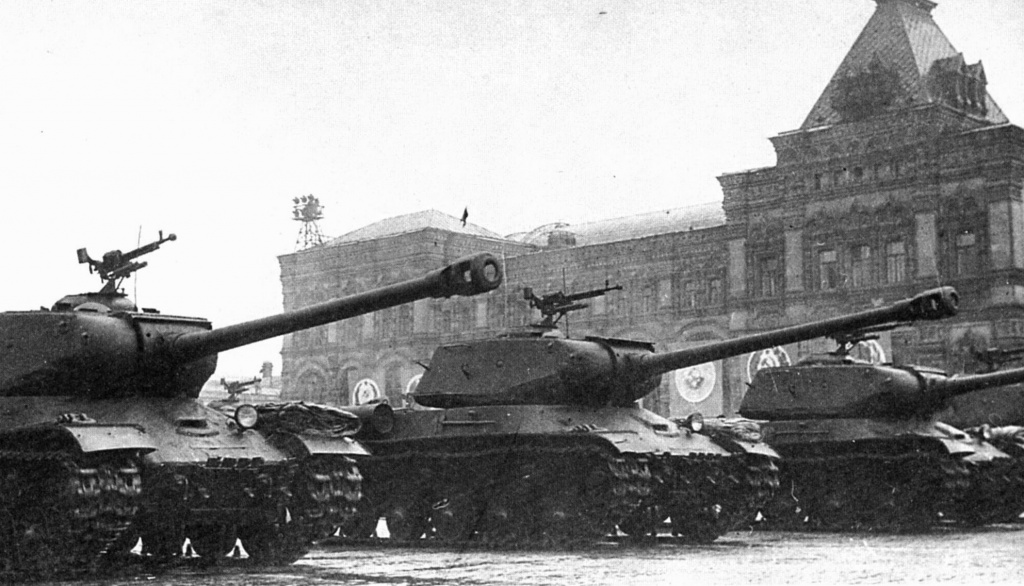 Тяжелые танки ИС-2 проходят по Красной площади во время Парада Победы 24 июня 1945 года. Источник фото: http://waralbum.ru