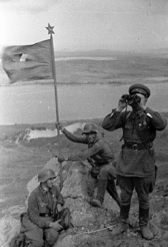 Советские бойцы устанавливают знамя победы на сопке Заозёрная. Фото: Военный альбом