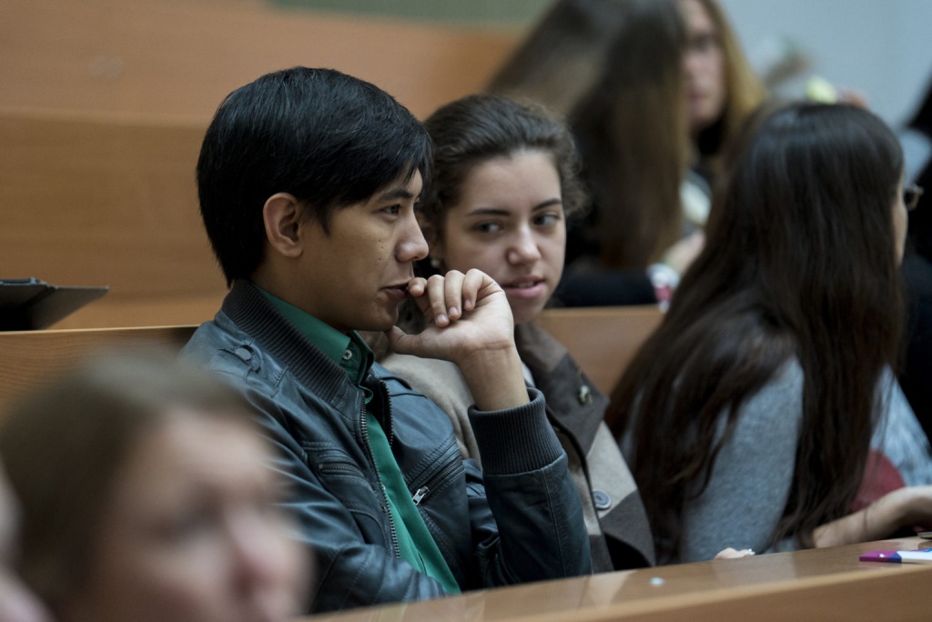 Мигранты должны знать русский язык на уровне выпускников школ, считают в Рособрнадзоре