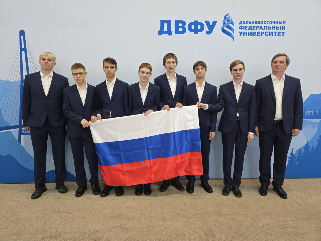 Ребята из российской сборной со своими наставниками. Фото предоставлено Кириллом Суховым