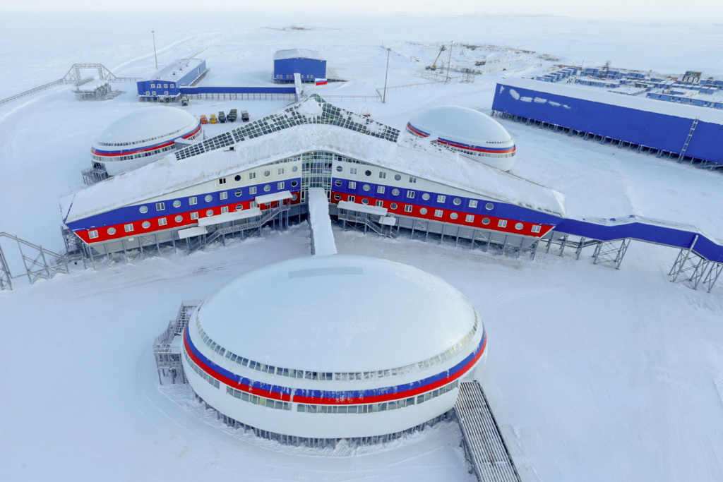 Арктика. Вид на базу «Арктический Трилистник». Фото: Mil.ru / ru.ruwiki.ru (CC BY 4.0)###https://ru.ruwiki.ru/wiki/Арктика#/media/Файл:Arkticheskiy_trilistnik_(2017)_02.jpg Арктика. Вид на базу «Арктический Трилистник». Фото: Mil.ru / ru.ruwiki.ru (CC BY 4.0)###https://ru.ruwiki.ru/wiki/Арктика#/media/Файл:Arkticheskiy_trilistnik_(2017)_02.jpg