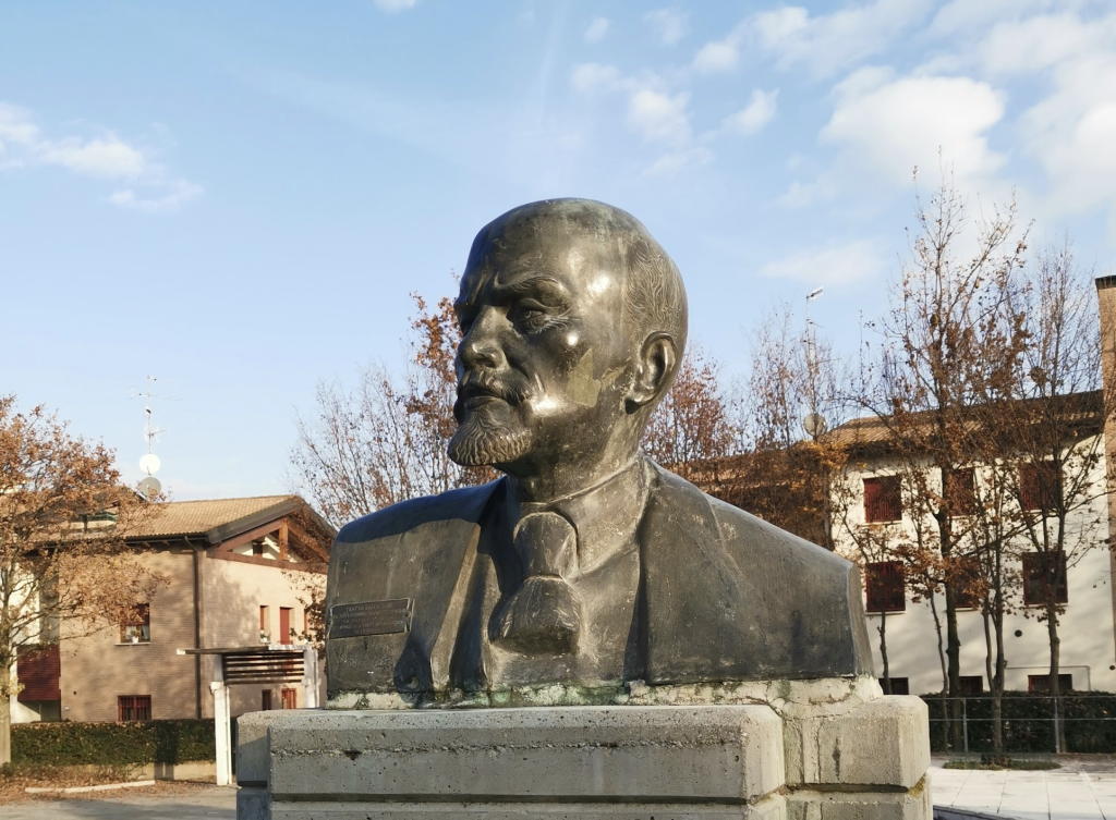 Бюст Ленина в Кавриаго. Фото автора
