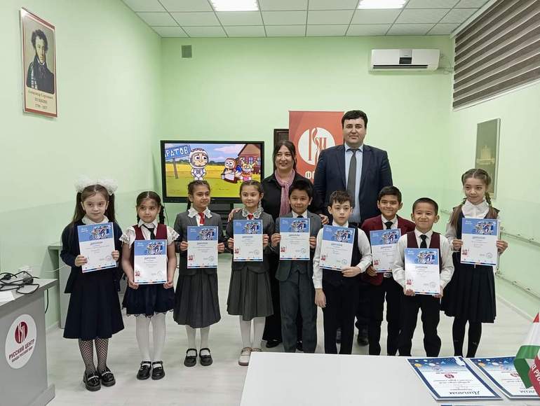 Школьники в Душанбе читали стихи о космосе