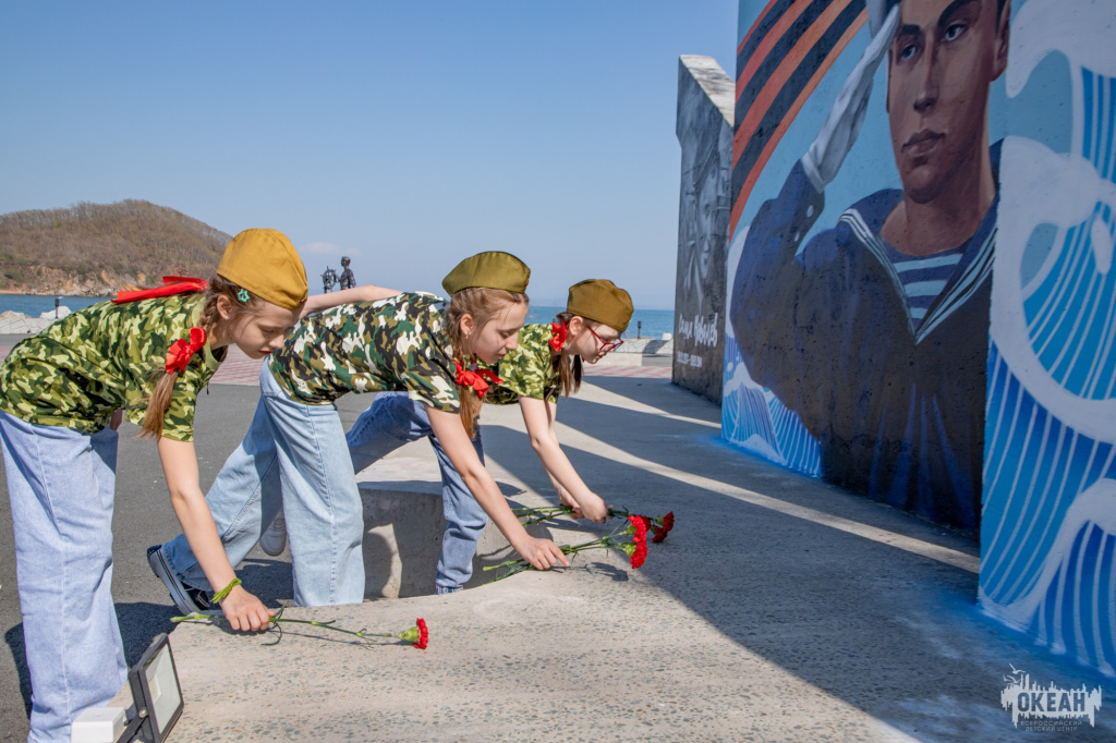 Фото: пресс-служба ВДЦ «Океан» / edu.gov.ru (CC BY 4.0)###https://edu.gov.ru/press/9805/v-federalnyh-detskih-centrah-prohodyat-meropriyatiya-priurochennye-k-80-letiyu-pobedy/
