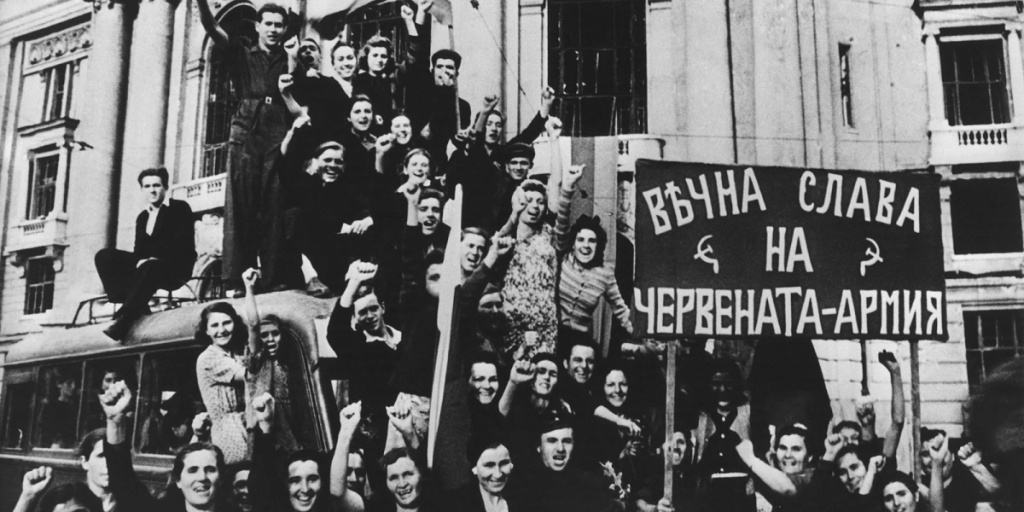 Советских солдат-освободителей встречают в столице Болгарии, 1945 г.