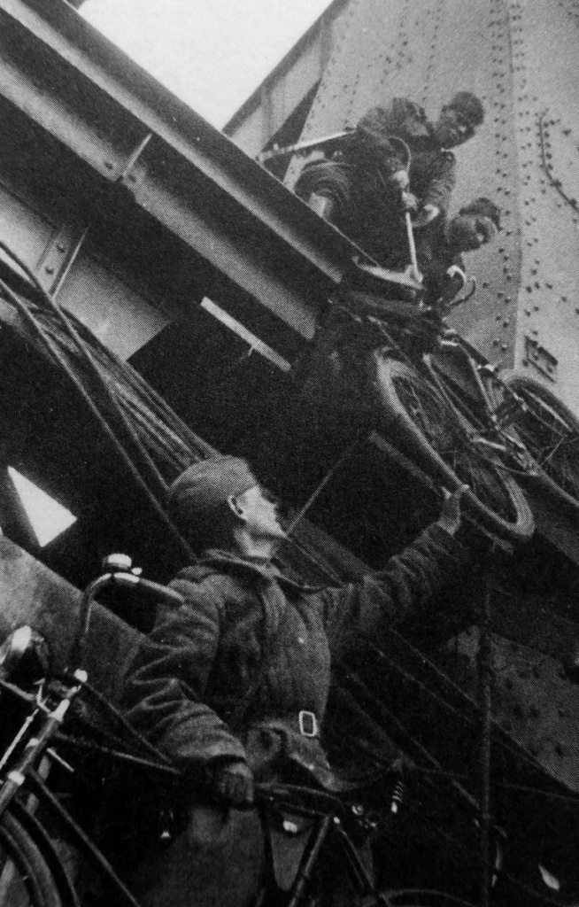 Солдаты Красной Армии готовятся к переправе на остров Рюген, май 1945 г. Источник фото: http://waralbum.ru