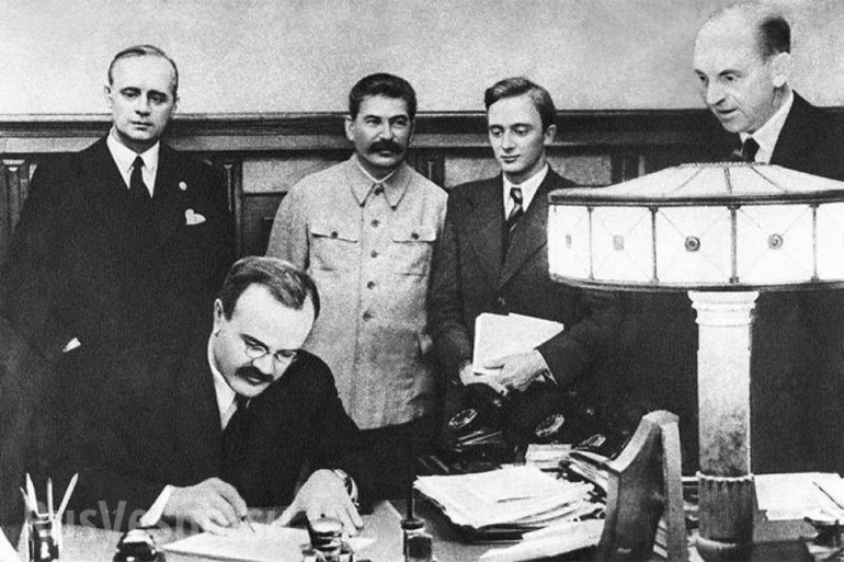 Фото 4. Подписание Договора о ненападении между СССР и Германией. Фото: uenews.ru