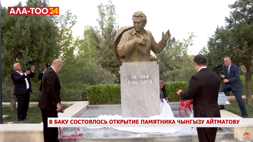 Памятник Чингизу Айтматову открыли в Баку