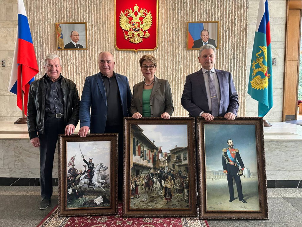  Представители движения русофилов подарили послу РФ в Болгарии репродукции картин русских художников