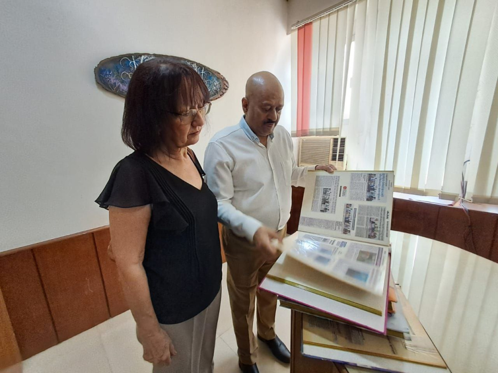 Ратиш Наир показывает печатные свидетельства этой работы - своеобразную летопись, сформированную в альбомы по годам