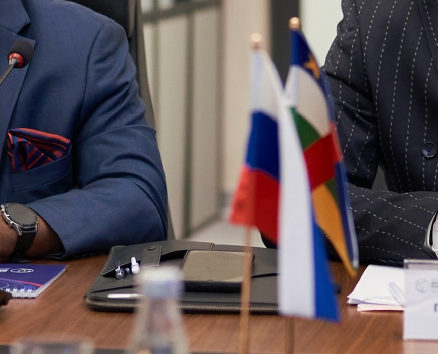 Фото: пресс-служба Минпросвещения России / edu.gov.ru / фрагмент (CC BY 4.0)###https://edu.gov.ru/press/8568/sergey-kravcov-obsudil-s-glavami-ministerstv-obrazovaniya-car-stroitelstvo-sovmestnoy-shkoly