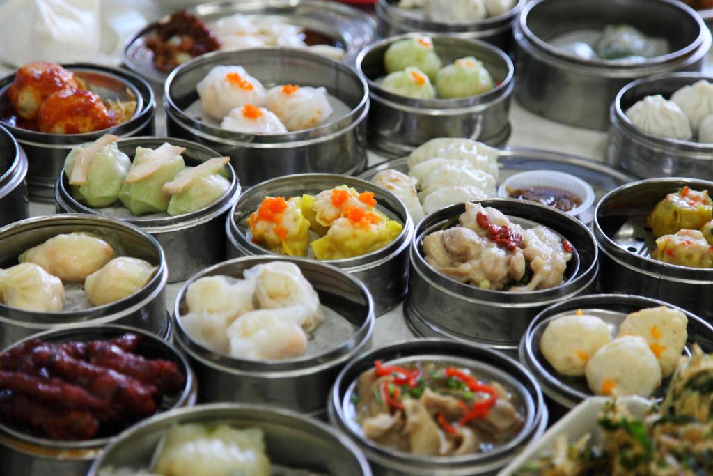 Димсам. Фото: wikimedia.org###https://upload.wikimedia.org/wikipedia/commons/8/81/Chinese_DimSum_%289023590541%29.jpg