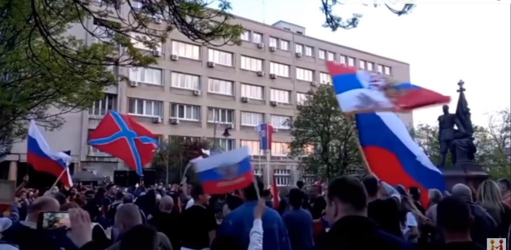 В Нови-Саде пронесли километровый триколор в знак благодарности России