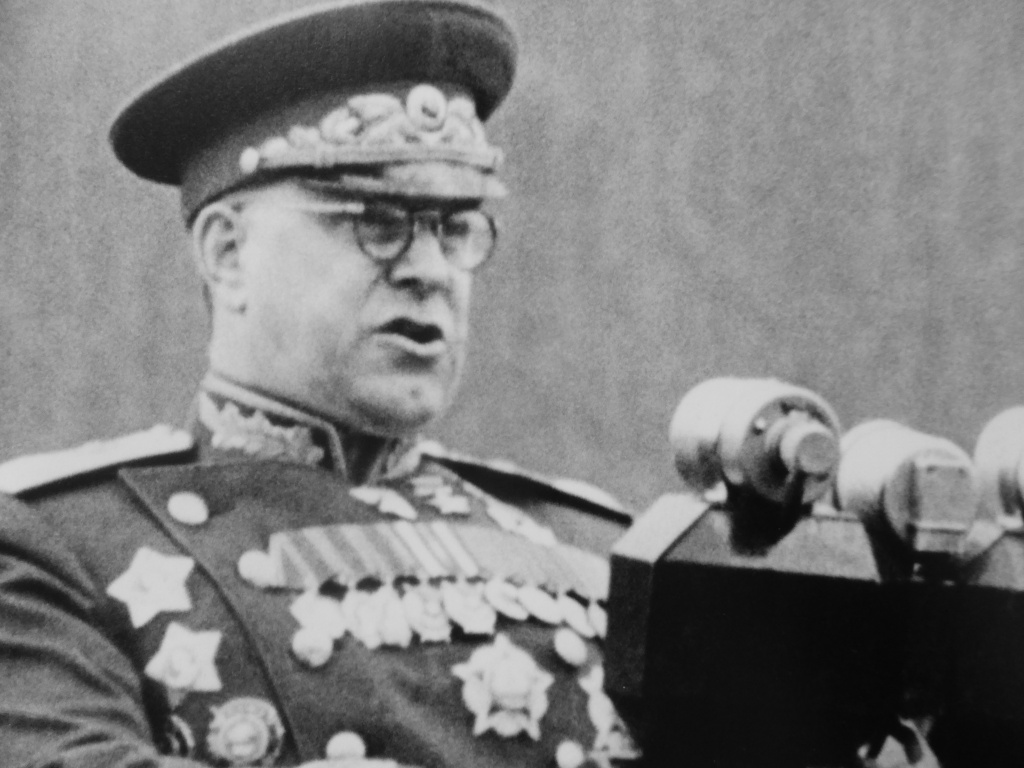 Заместитель Верховного Главнокомандующего Маршал Советского Союза Г.К. Жуков выступает с речью на трибуне Мавзолея. Источник фото: http://waralbum.ru