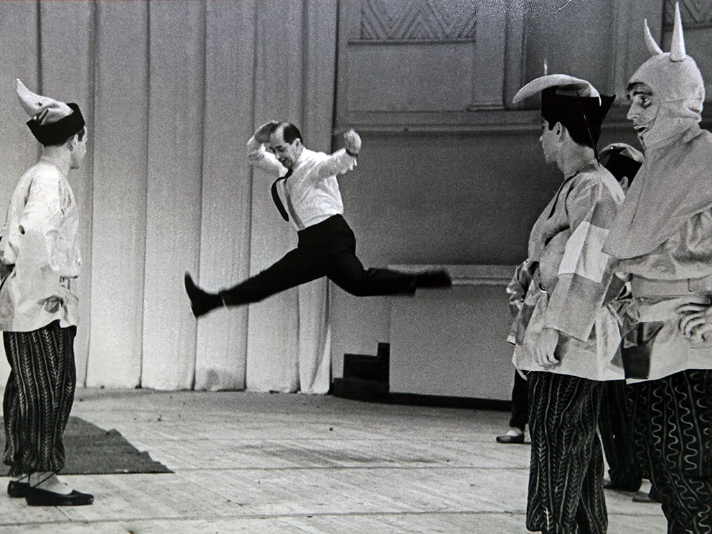 Игорь Моисеев на репетиции. Фото: «Литературная газета»###https://lgz.ru/article/vladyka-tancza/