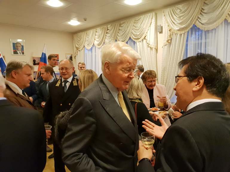 На фото: 5-й Президент Исландии Олафур Рагнар Гримссон, Посол России в Исландии А. В. Васильев, Посол Японии в Исландии Ясухико Китагава