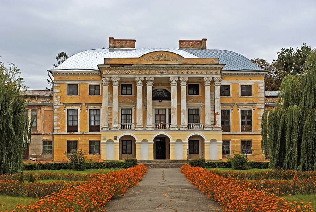 Дворец усадьбы Вороновица на Украине. Фото: wikipedia.org###https://ru.wikipedia.org/wiki/%D0%9C%D0%BE%D0%B6%D0%B0%D0%B9%D1%81%D0%BA%D0%B8%D0%B9,_%D0%90%D0%BB%D0%B5%D0%BA%D1%81%D0%B0%D0%BD%D0%B4%D1%80_%D0%A4%D1%91%D0%B4%D0%BE%D1%80%D0%BE%D0%B2%D0%B8%D1%87
