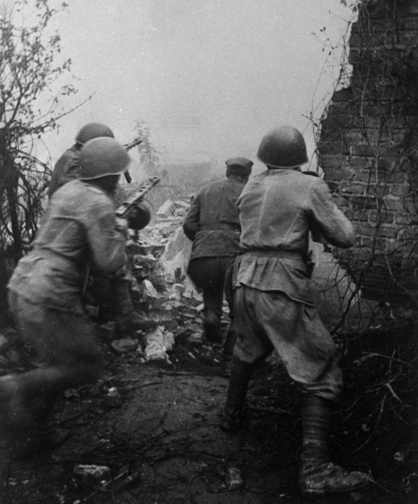 Советские автоматчики ведут бой в предместье Штеттина (Stettin, ныне Щецин в Польше), апрель 1945 г. Источник фото: http://waralbum.ru