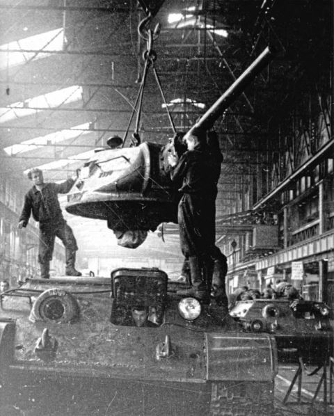 Сборка танков Т-34 в годы Великой Отечественной войны, 1941 – 42 гг. Завод № 112 в Горьком (Нижнем Новгороде). Фото: Военный альбом###https://waralbum.ru/385492/