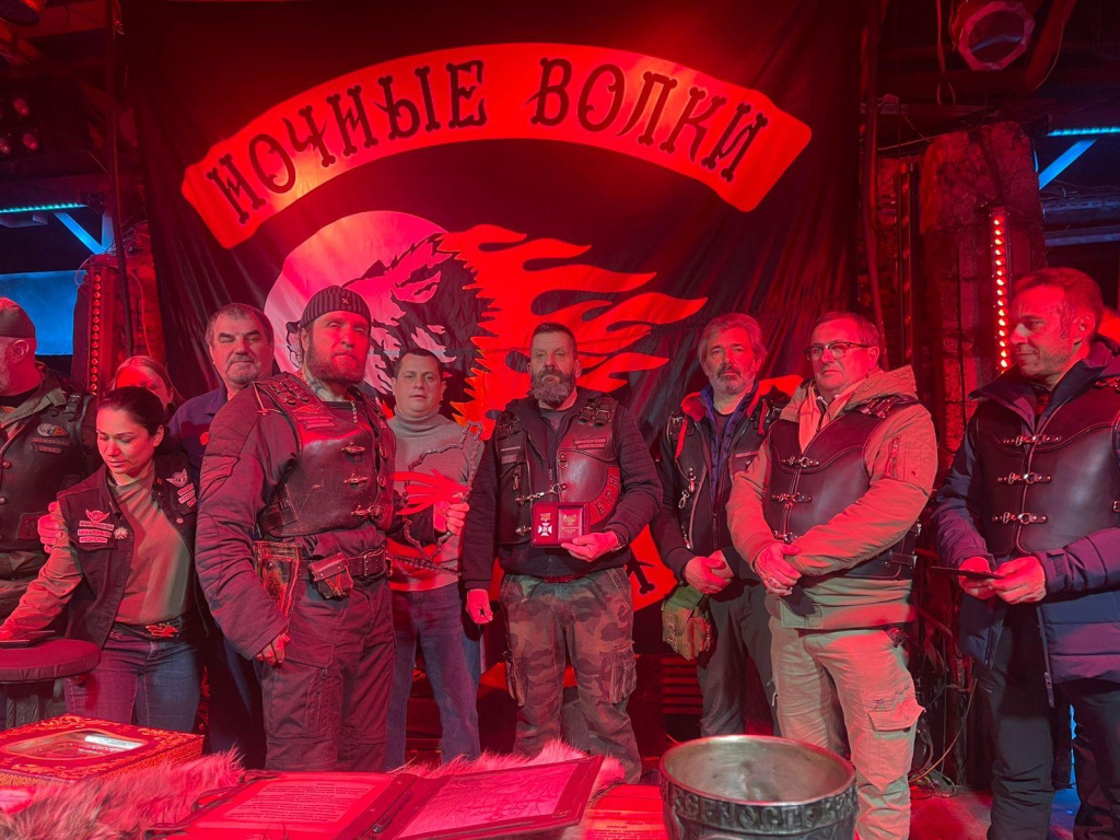 С главой байк-клуба "Ночные волки" Александром Залдостановым (Хирургом)