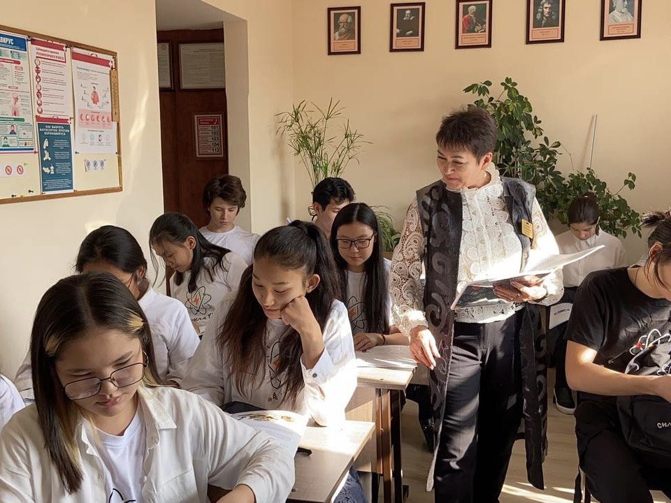 Фото: edu.gov.ru (CC BY 4.0)###https://edu.gov.ru/press/9583/uchiteley-fiziki-i-matematiki-priglashayut-na-kursy-povysheniya-kvalifikacii-dlya-obucheniya-detey-iz-zarubezhya/ Фото: edu.gov.ru (CC BY 4.0)###https://edu.gov.ru/press/9583/uchiteley-fiziki-i-matematiki-priglashayut-na-kursy-povysheniya-kvalifikacii-dlya-obucheniya-detey-iz-zarubezhya/