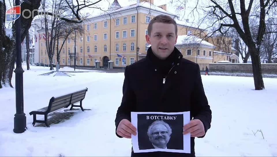 Андрей Пагор устроил одиночный пикет против инициативы президента Э. Левитса