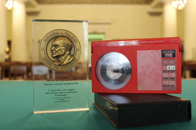 Видеокассета фирмы Ampex и медаль с девизом А. М. Понятова. Фото: Музей истории Казанского университета
