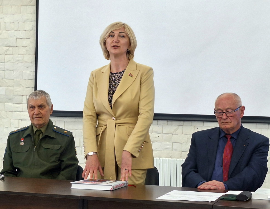 Слева направо: председатель «Белорусского союза офицеров ВВС и войск ПВО», генерал-майор авиации Махмудов К.А., член Постоянной комиссии по законодательству Палаты представителей Национального собрания Республики Беларусь Курчак А.Е. и представитель общественных объединений «Военно-научное общество» и «Ветераны военной разведки» Битус А.К.