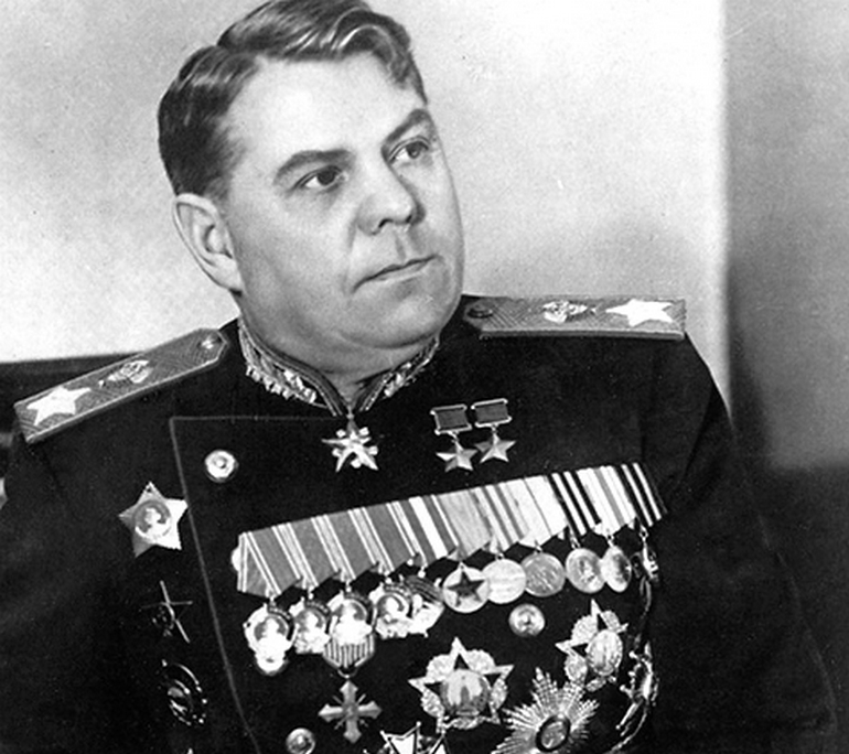Александр Михайлович Василевский (1895 — 1977). Фото: wikipedia.org###https://ru.wikipedia.org/wiki/%D0%92%D0%B0%D1%81%D0%B8%D0%BB%D0%B5%D0%B2%D1%81%D0%BA%D0%B8%D0%B9,_%D0%90%D0%BB%D0%B5%D0%BA%D1%81%D0%B0%D0%BD%D0%B4%D1%80_%D0%9C%D0%B8%D1%85%D0%B0%D0%B9%D0%BB%D0%BE%D0%B2%D0%B8%D1%87