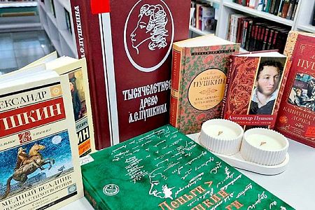 Книжному клубу в Танзании передали издания Пушкина и Чехова на суахили