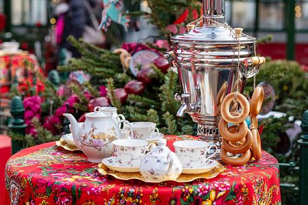 В магазинах США резко выросла популярность российских подстаканников и шапок-ушанок