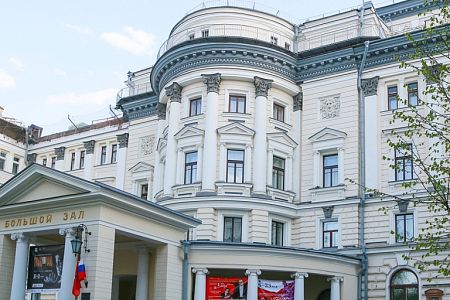 Произведения русских классиков и народные песни исполнили в Бенине российские студенты