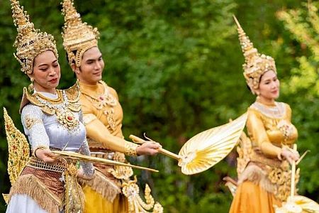 Российские дипломаты участвуют в благотворительной ярмарке в Бангкоке