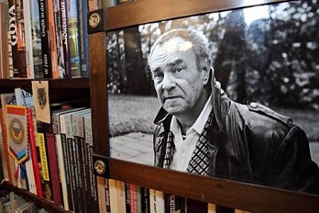  В Риге открыли аллею Пикуля