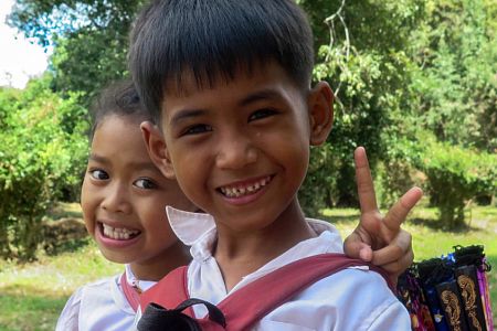 Дети из малообеспеченных семей в Камбодже получили гуманитарную помощь