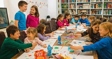 В Сербии для детей провели мультпраздник с Машей и Медведем, мастер-классы по созданию мультфильмов и русской текстильной кукле