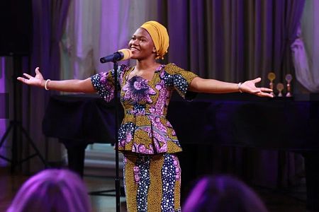 Студенты из ЦАР отметили День смеха концертом песен из советских комедий