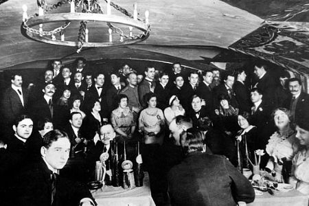 Тесно, шумно и талантливо